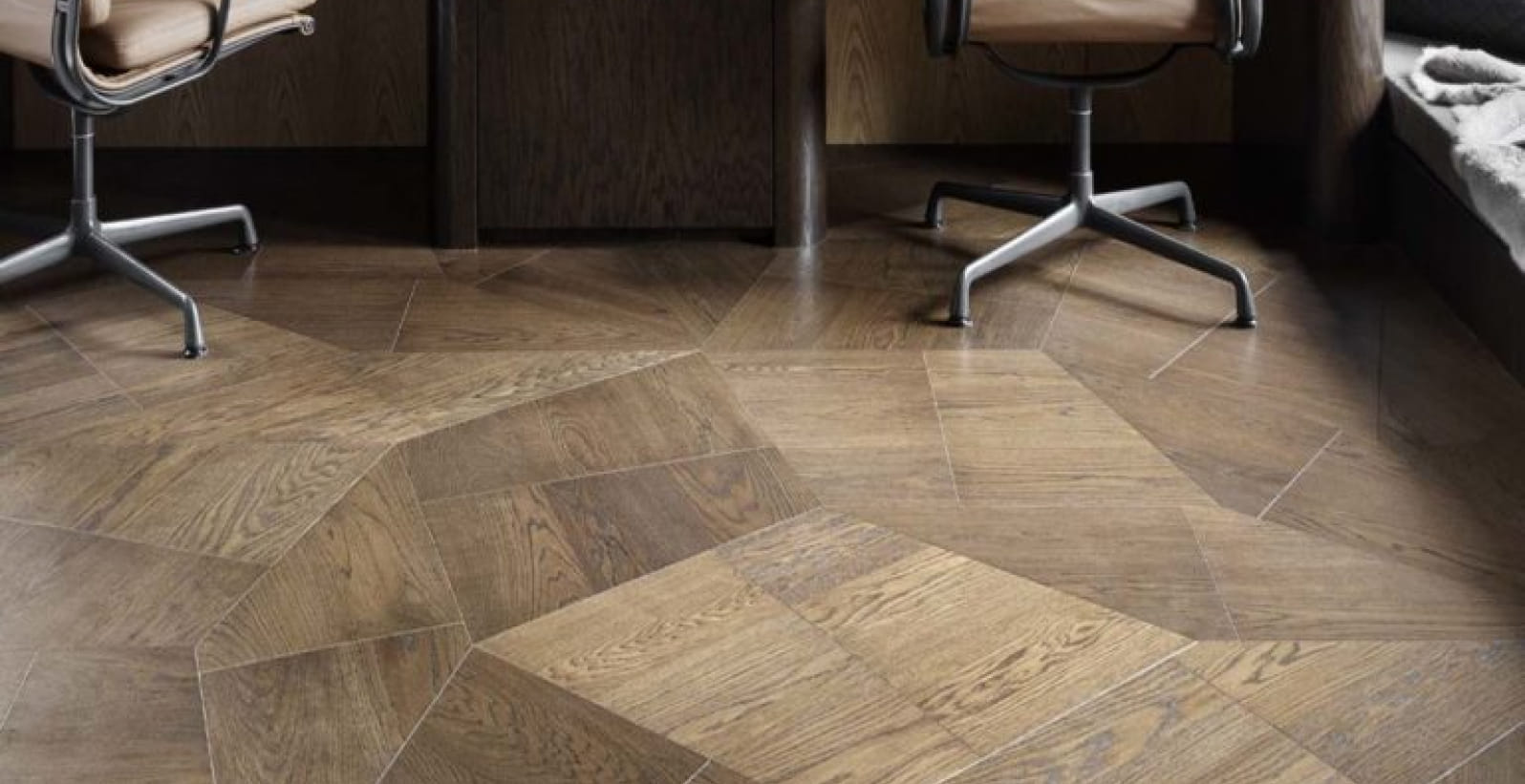 Large space with full-width parquet flooring